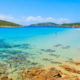 Spiaggia di Tuerredda � L�arenile si trova in una insenatura tra capo Malfatano e capo Spartivento, nella parte meridionale della Sardegna. Ben riparata dal vento maestrale permette bagni di sole e di mare in una cornice da sogno